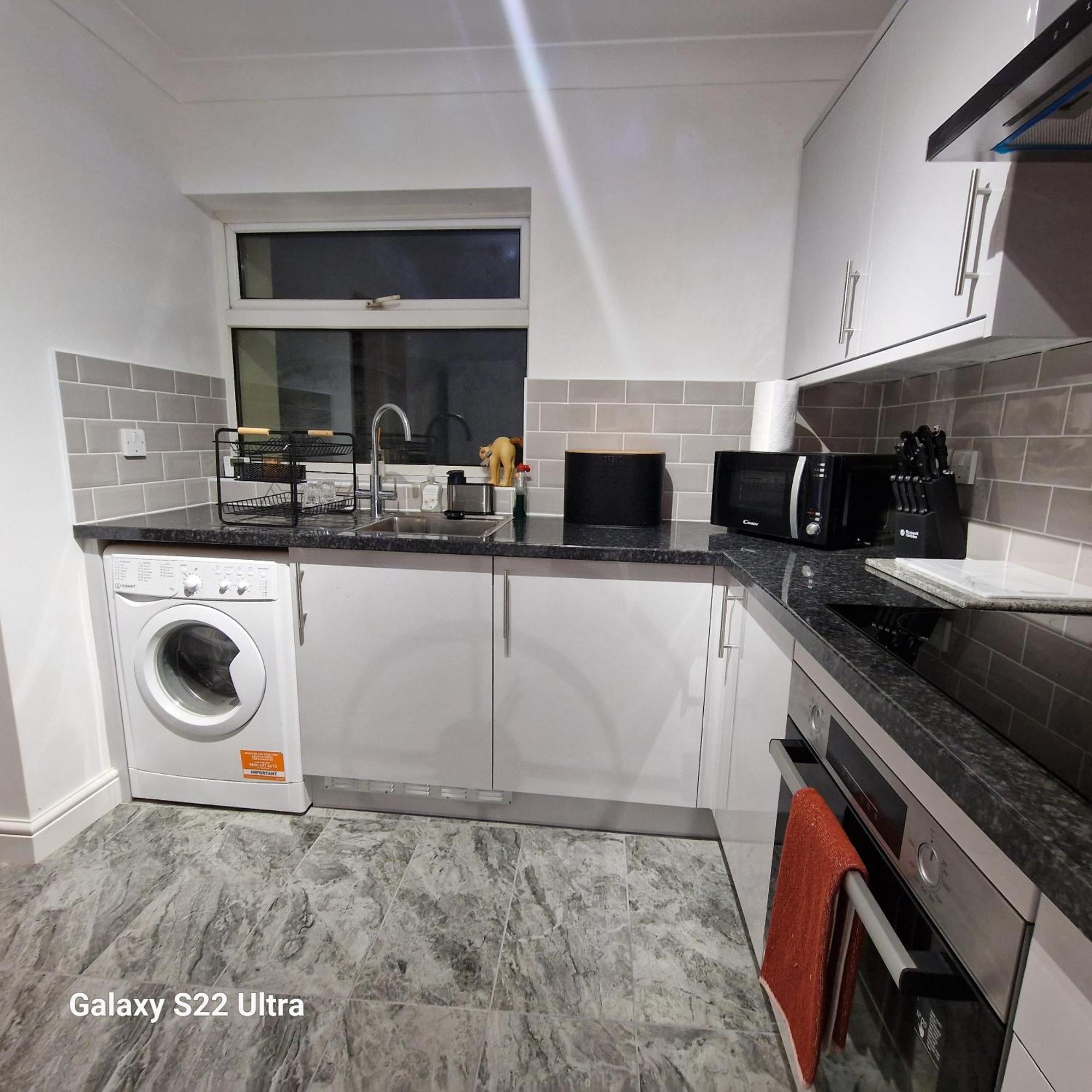 5 Bed Home-free Parking - Close To Centre *