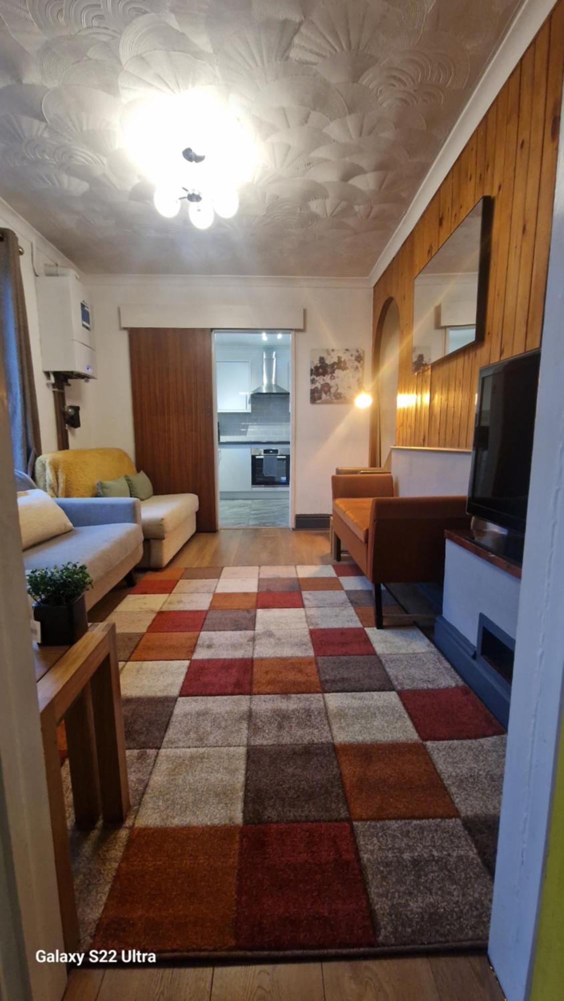 5 Bed Home-free Parking - Close To Centre